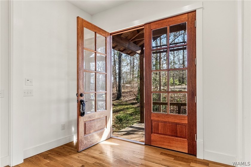 Welcome to lakeside living at its finest! This beautifully - photo 3