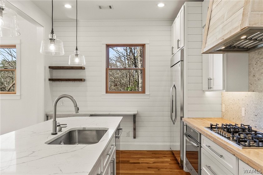 Welcome to lakeside living at its finest! This beautifully - photo 8