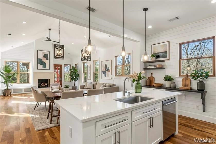 Welcome to lakeside living at its finest! This beautifully - photo 9