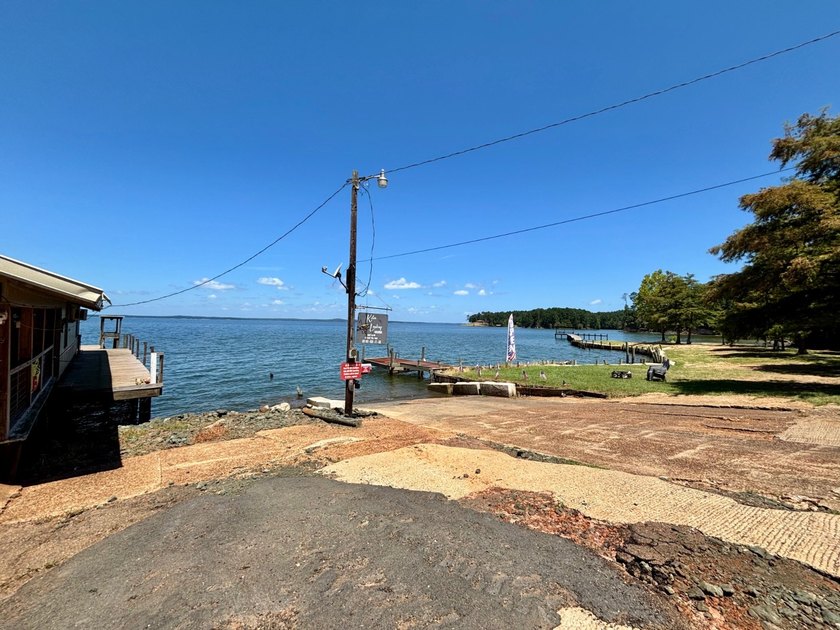 Located on the beautiful Toledo Bend, this established - photo 11