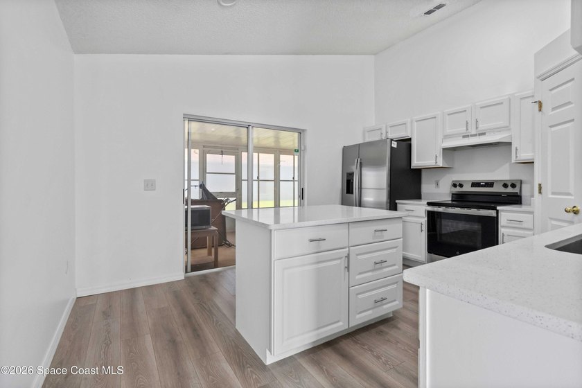 Welcome to your dream home! Remodeled and freshy painted - photo 21