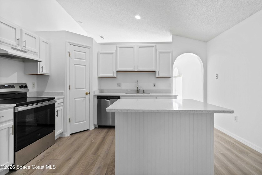 Welcome to your dream home! Remodeled and freshy painted - photo 25