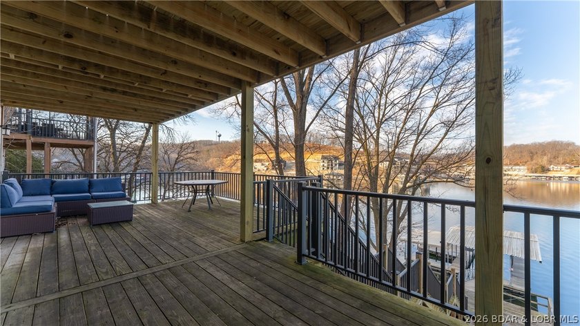 Beautifully updated 3 bed, 2 bath lakefront home at the 3MM in a - photo 19