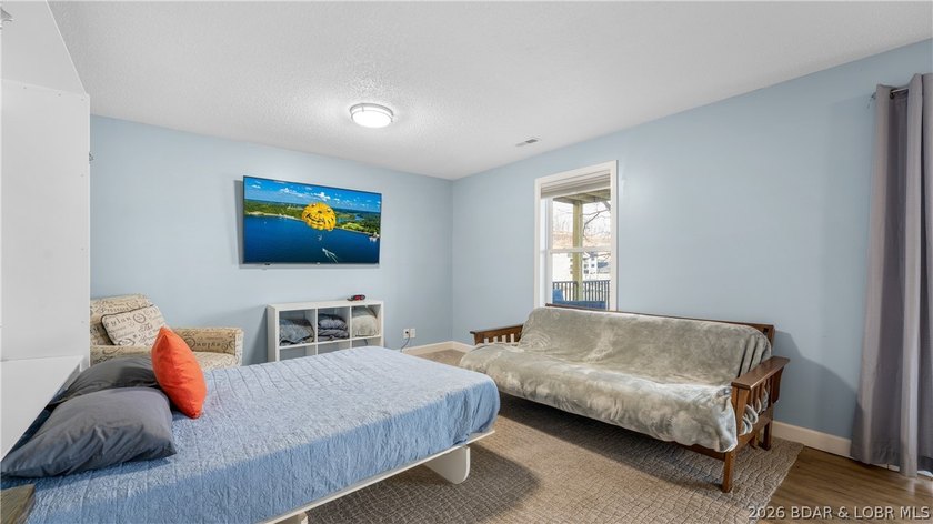 Beautifully updated 3 bed, 2 bath lakefront home at the 3MM in a - photo 22