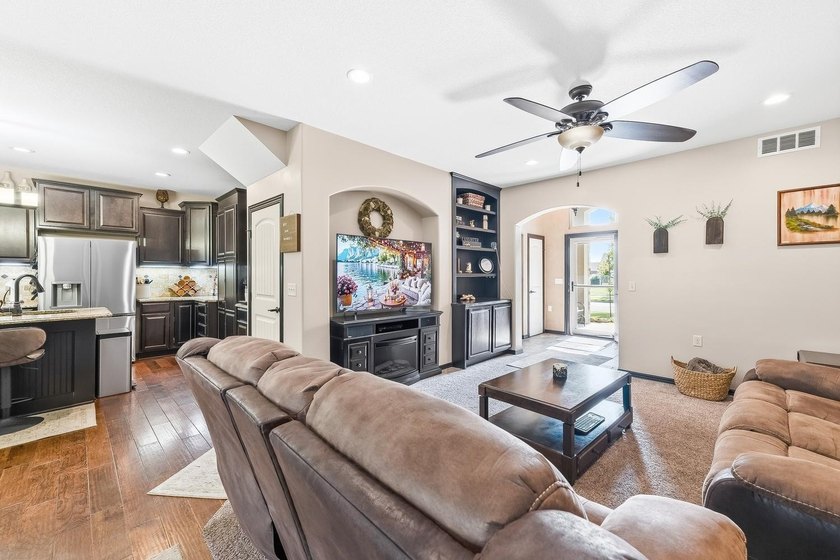 Welcome to this beautifully maintained 6-bedroom, 4-bath home - photo 5