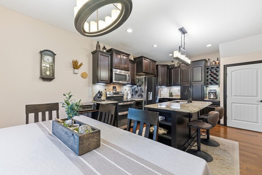Welcome to this beautifully maintained 6-bedroom, 4-bath home - photo 9