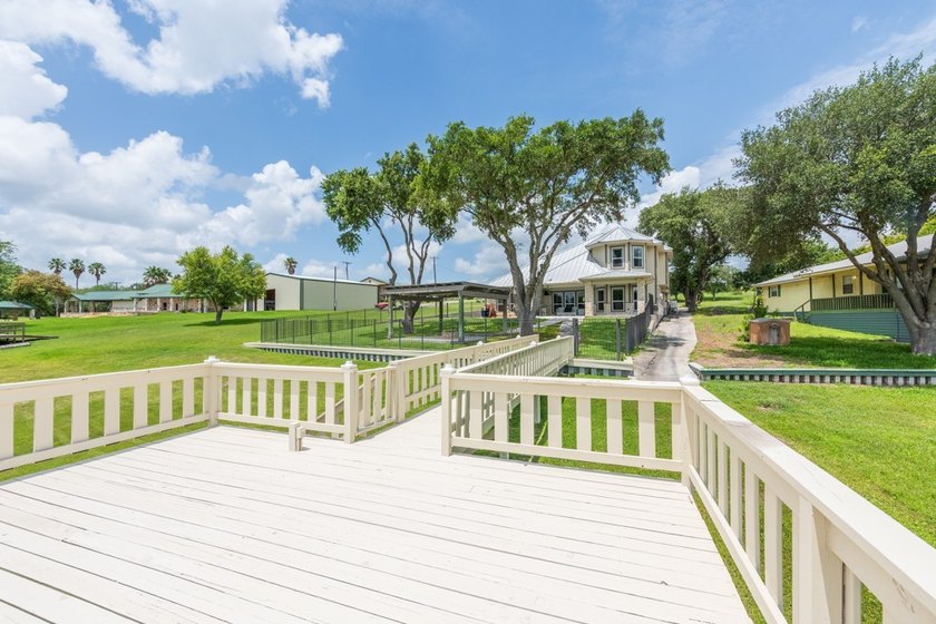 STUNNING CUSTOM WATERFRONT HOME IN THE PRESTIGIOUS CARMEL HILLS - photo 2
