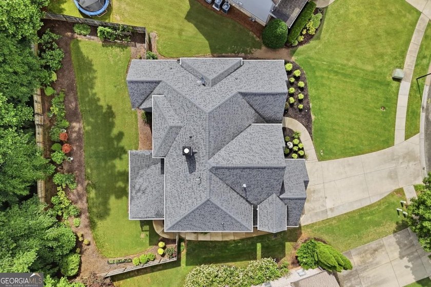You will love this 6-bedroom home with the primary suite on the - photo 5