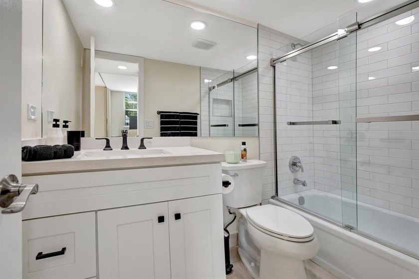Beautiful Fully Upgraded Full Two Bedroom Condo In Popular Phase - photo 11