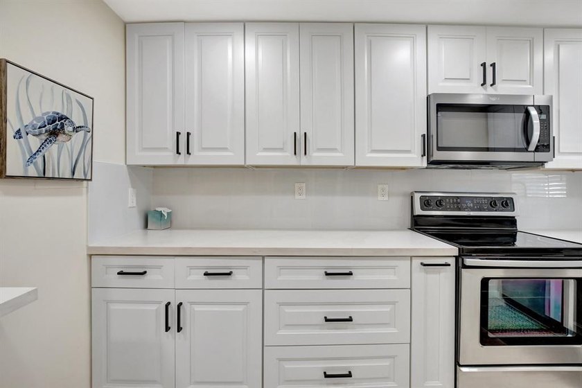 Beautiful Fully Upgraded Full Two Bedroom Condo In Popular Phase - photo 13