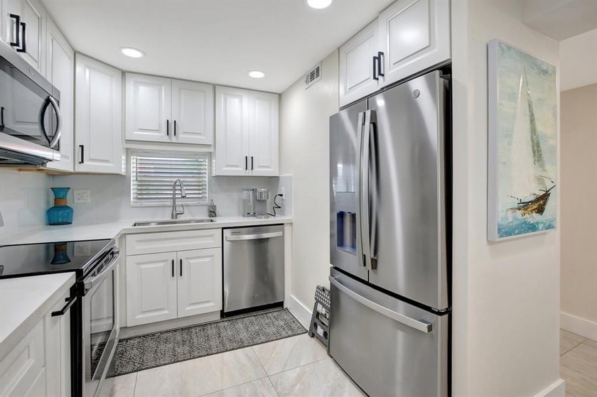 Beautiful Fully Upgraded Full Two Bedroom Condo In Popular Phase - photo 14
