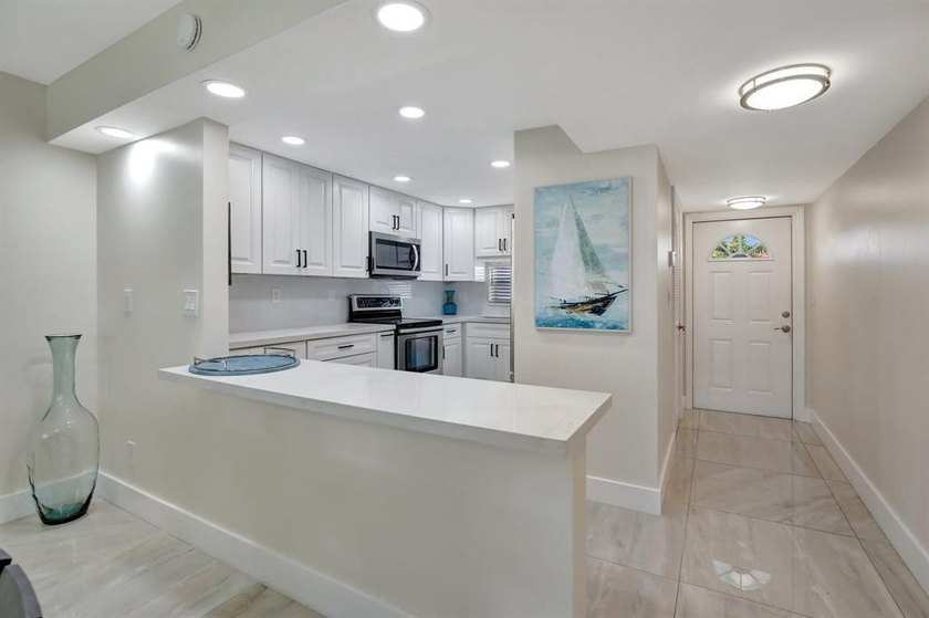 Beautiful Fully Upgraded Full Two Bedroom Condo In Popular Phase - photo 16