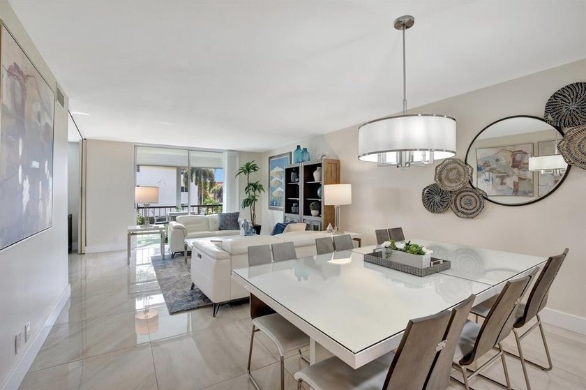 Beautiful Fully Upgraded Full Two Bedroom Condo In Popular Phase - photo 17
