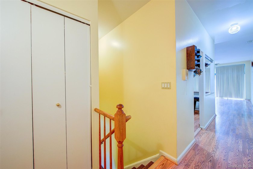 Spacious (about 1,100 sq ft) third-floor 2-bedroom, 2-bathroom - photo 3