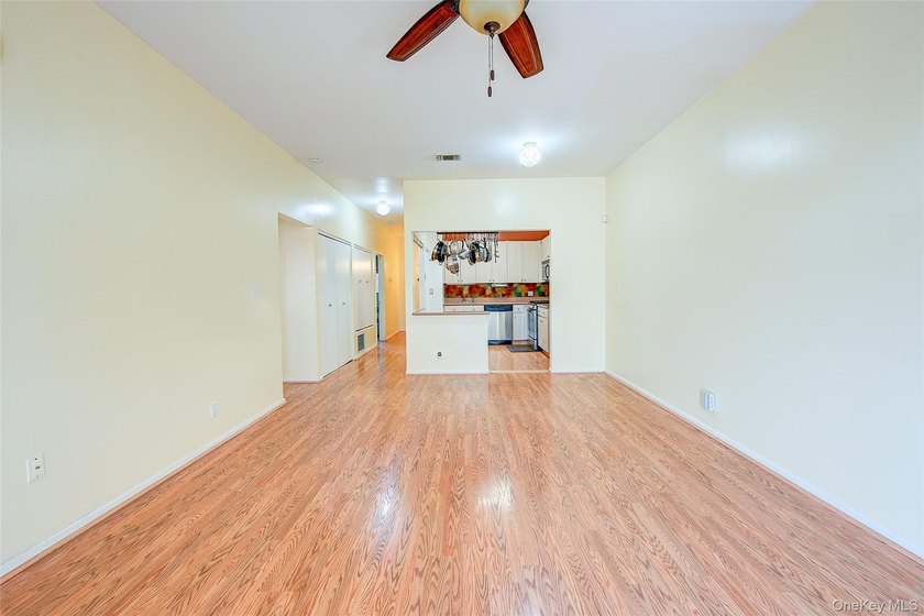 Spacious (about 1,100 sq ft) third-floor 2-bedroom, 2-bathroom - photo 6