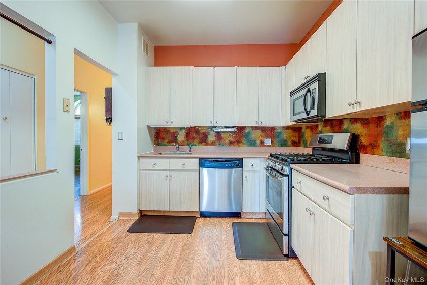 Spacious (about 1,100 sq ft) third-floor 2-bedroom, 2-bathroom - photo 8