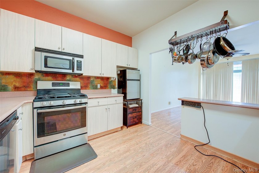 Spacious (about 1,100 sq ft) third-floor 2-bedroom, 2-bathroom - photo 10