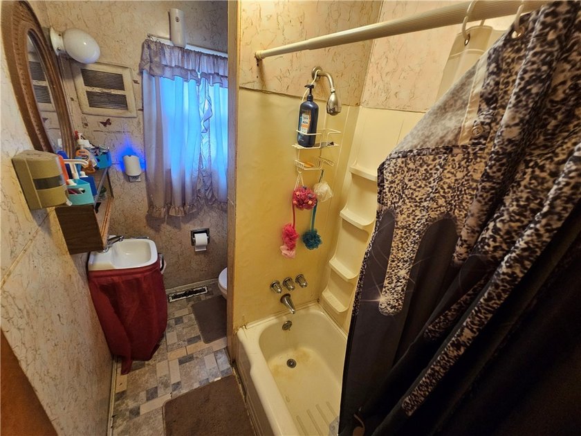 This 3 bedroom, 1 bathroom house presents a great opportunity - photo 8