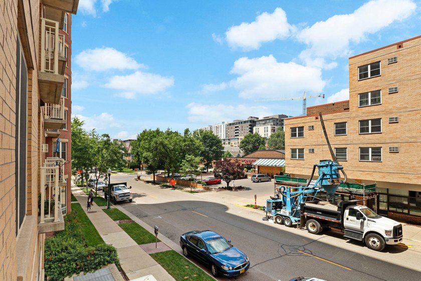 Experience urban living at Metropolitan Place! This sought-after - photo 25
