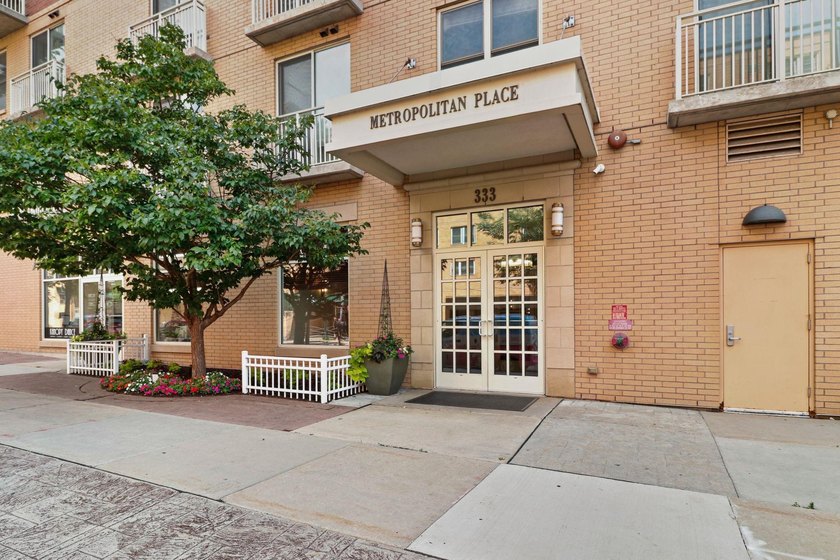 Experience urban living at Metropolitan Place! This sought-after - photo 34