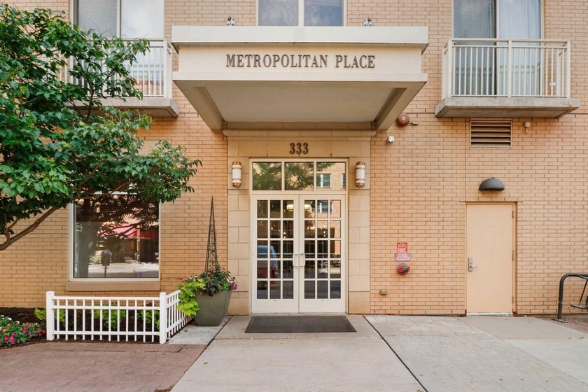Experience urban living at Metropolitan Place! This sought-after - photo 35