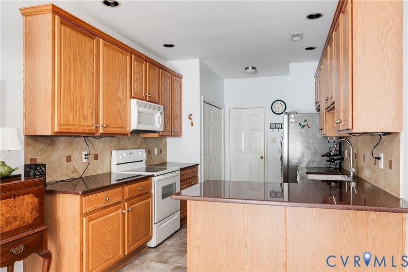 Enjoy the ease of ONE LEVEL LIVING in this beautiful townhome in - photo 12
