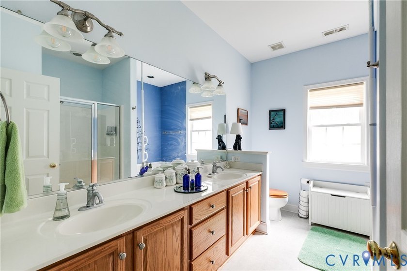 Enjoy the ease of ONE LEVEL LIVING in this beautiful townhome in - photo 17
