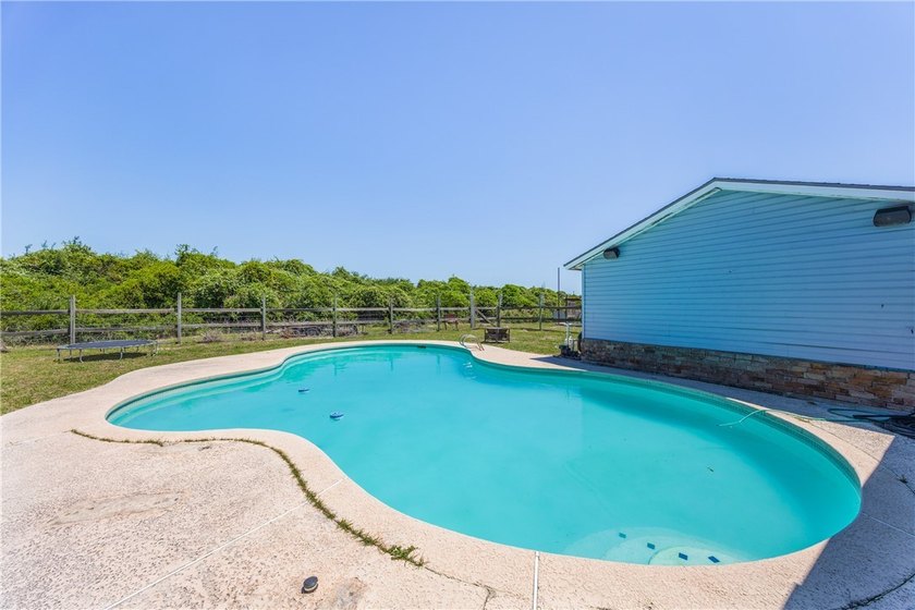 Welcome to 3701 Waldron Road! This renovated 3 bedroom, 2 - photo 5