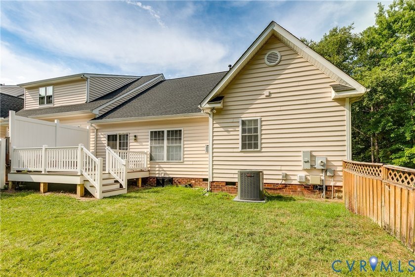 Enjoy the ease of ONE LEVEL LIVING in this beautiful townhome in - photo 29
