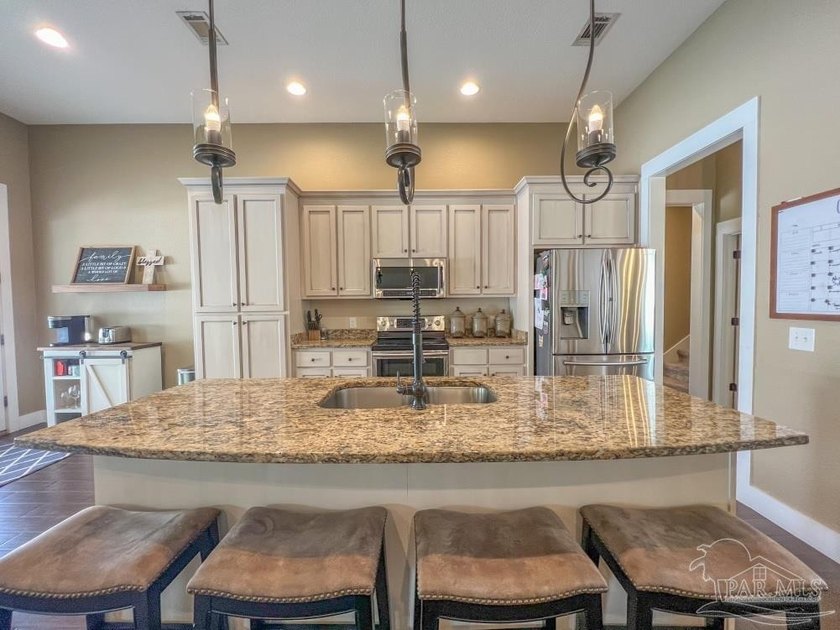 Beautiful POOL home, 5 Bedroom 3 and 1/2 Baths 2373 sq/ft - photo 8