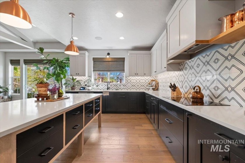 Don't miss this 2018 Parade Home, built by Vantage Homes with - photo 18