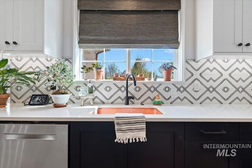Don't miss this 2018 Parade Home, built by Vantage Homes with - photo 19