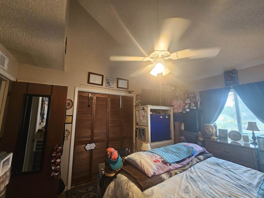 One-bedroom, one-bathroom second-floor condo, just a short drive - photo 11