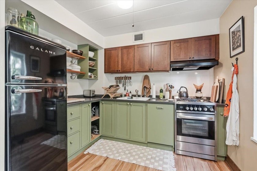 Stylish condo within walking distance to Lake Mendota. This - photo 12