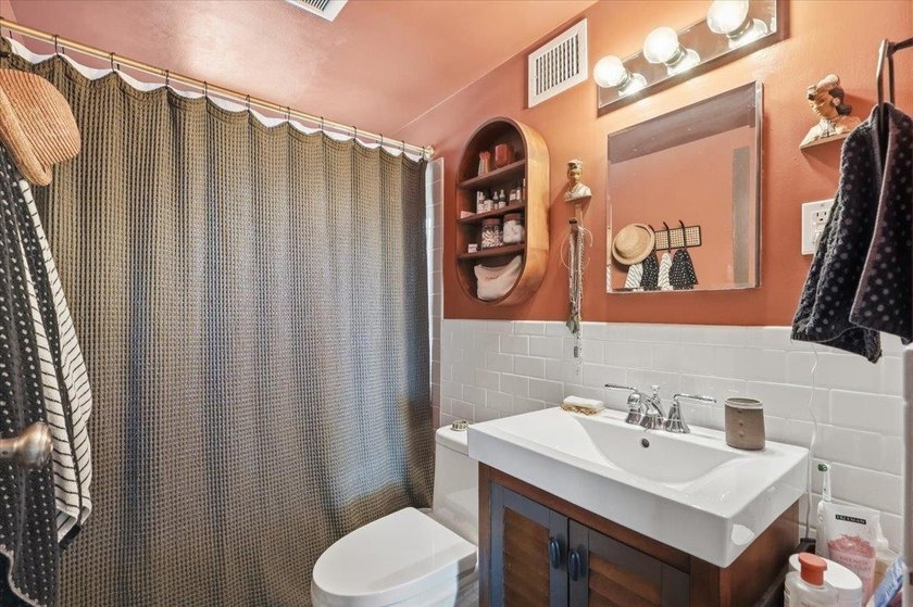 Stylish condo within walking distance to Lake Mendota. This - photo 18