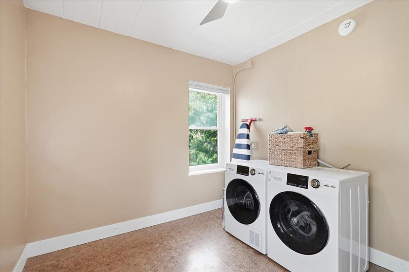 Stylish condo within walking distance to Lake Mendota. This - photo 21