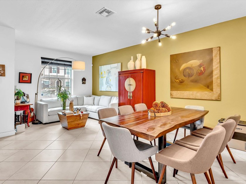 Welcome to this beautifully maintained 3-bedroom, 2.5-bathroom - photo 11