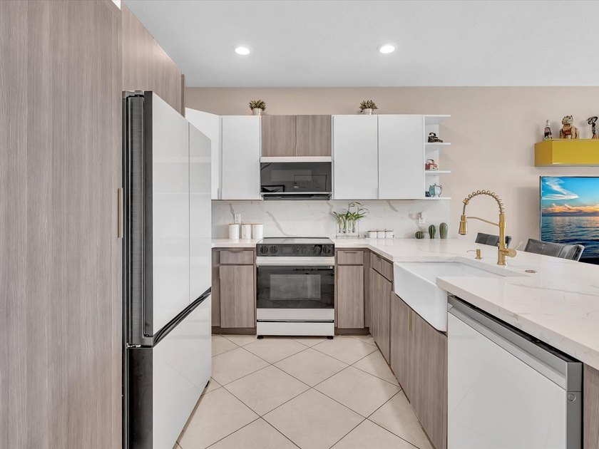 Welcome to this beautifully maintained 3-bedroom, 2.5-bathroom - photo 14