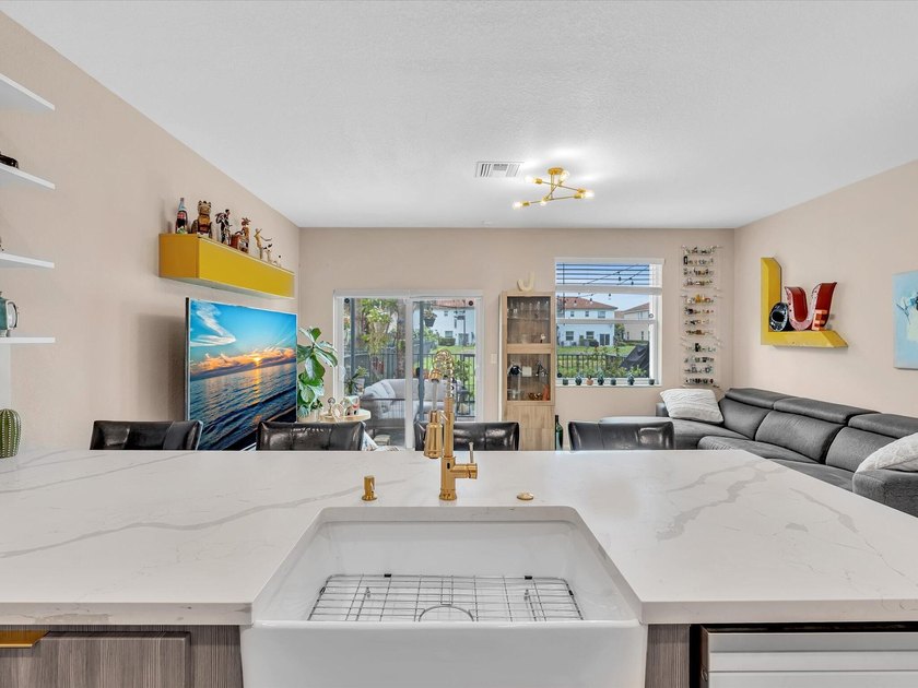 Welcome to this beautifully maintained 3-bedroom, 2.5-bathroom - photo 16