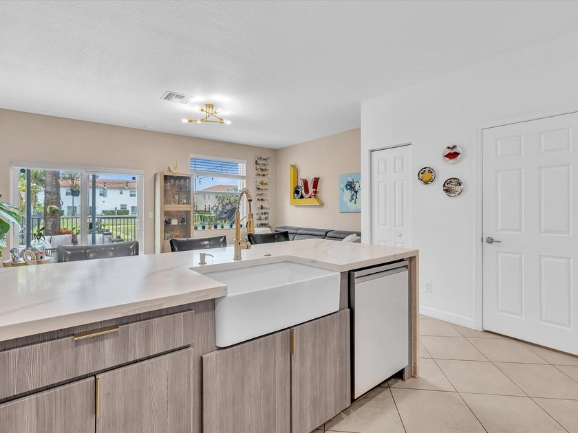Welcome to this beautifully maintained 3-bedroom, 2.5-bathroom - photo 17