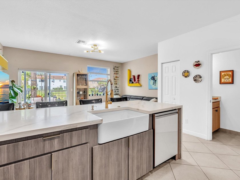 Welcome to this beautifully maintained 3-bedroom, 2.5-bathroom - photo 18