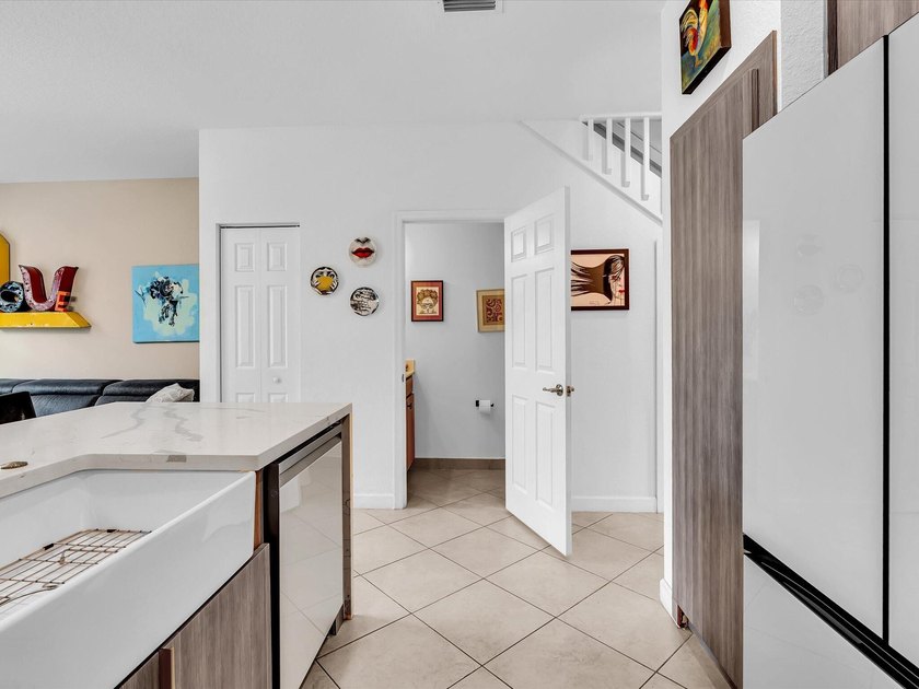 Welcome to this beautifully maintained 3-bedroom, 2.5-bathroom - photo 19