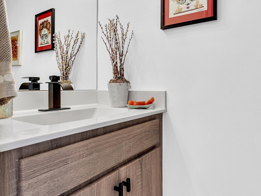 Welcome to this beautifully maintained 3-bedroom, 2.5-bathroom - photo 20