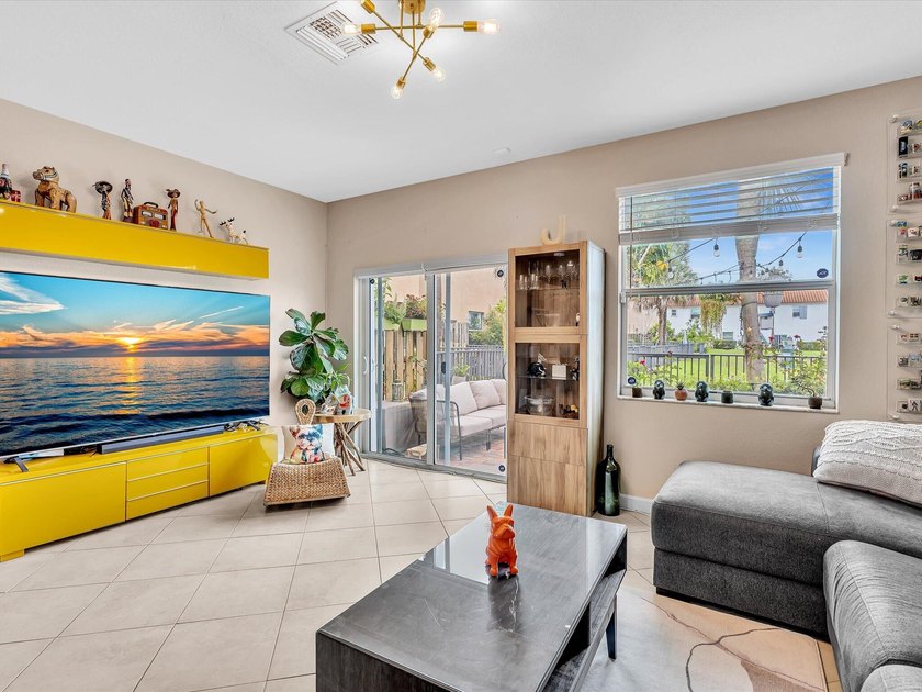 Welcome to this beautifully maintained 3-bedroom, 2.5-bathroom - photo 22