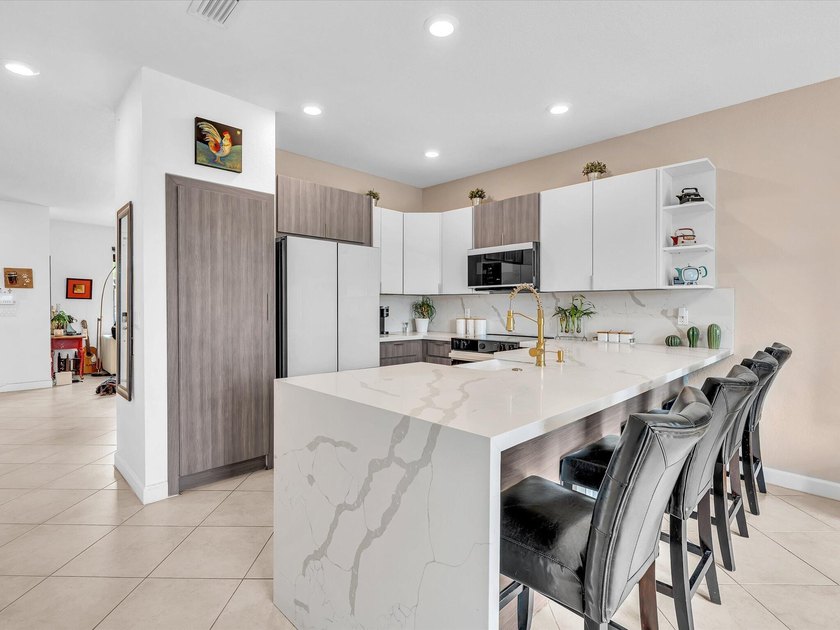 Welcome to this beautifully maintained 3-bedroom, 2.5-bathroom - photo 23