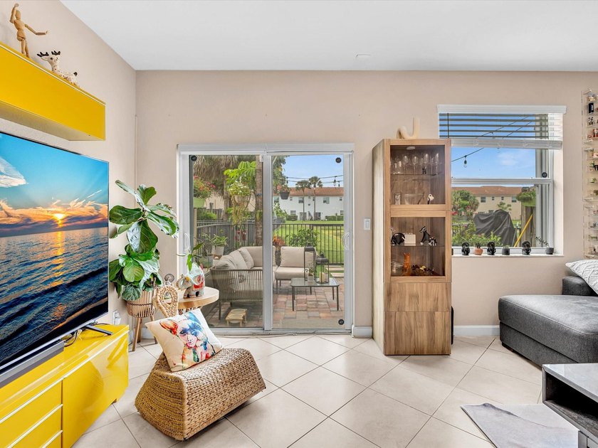 Welcome to this beautifully maintained 3-bedroom, 2.5-bathroom - photo 27