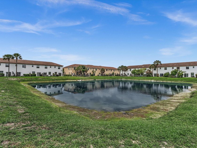 Welcome to this beautifully maintained 3-bedroom, 2.5-bathroom - photo 30