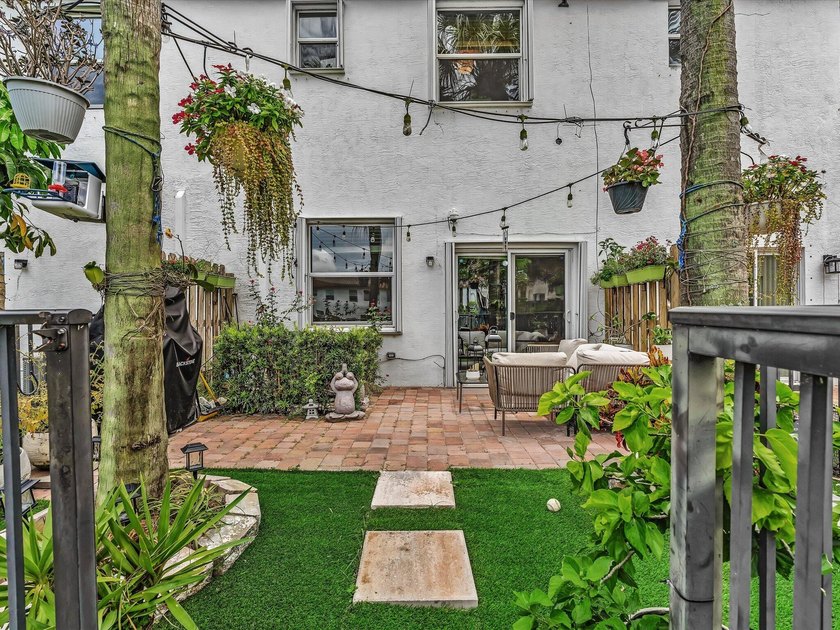 Welcome to this beautifully maintained 3-bedroom, 2.5-bathroom - photo 32
