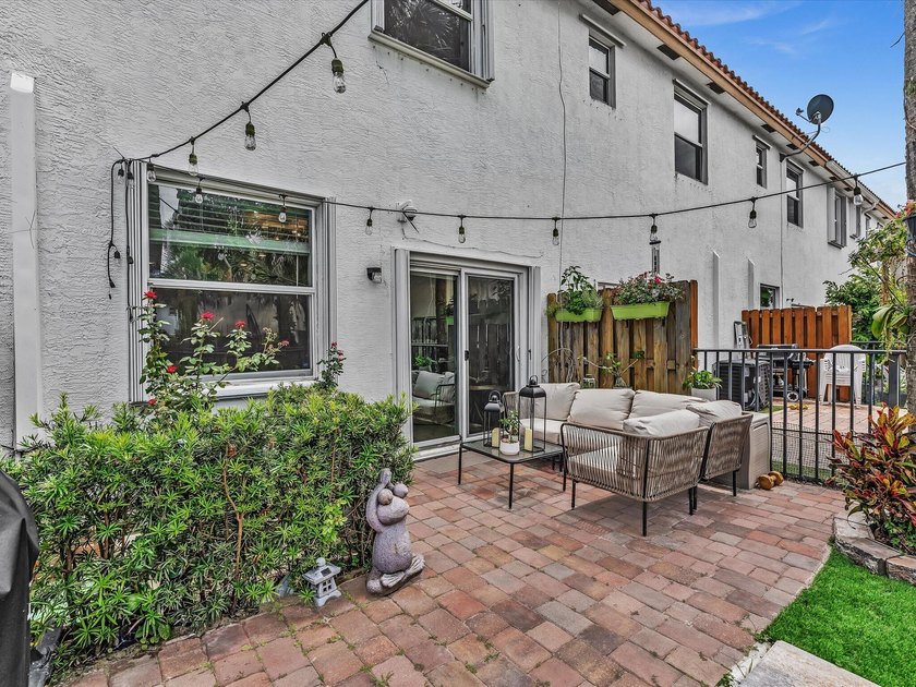 Welcome to this beautifully maintained 3-bedroom, 2.5-bathroom - photo 33