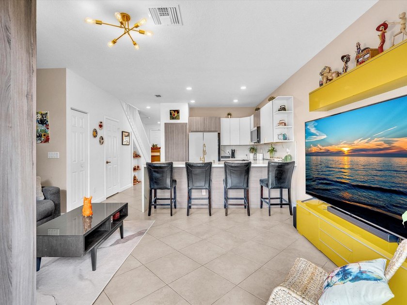 Welcome to this beautifully maintained 3-bedroom, 2.5-bathroom - photo 34
